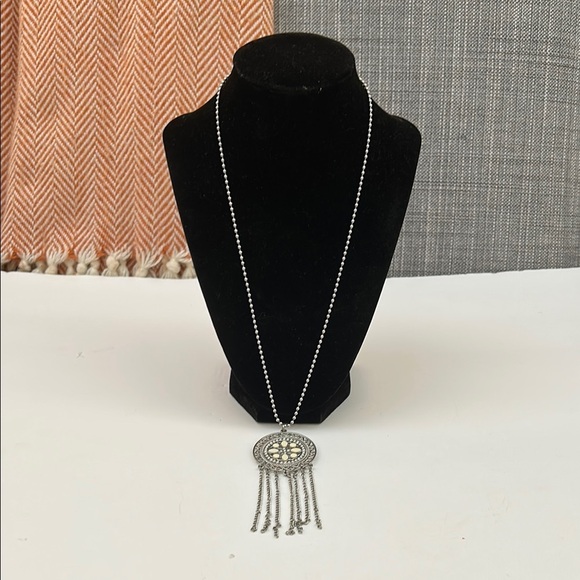 Elegant Silver Pendant Necklace - Picture 1 of 5